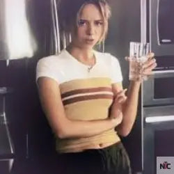 White & Yellow ribbed t-shirt of Julia Campbell (Anna Lore) in Final Destination Bloodlines NYC Jackets