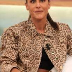 Estamos em Casa Carolina Patrocínio wearing a leopard-print denim jacket with button-up front and bold patterned design.