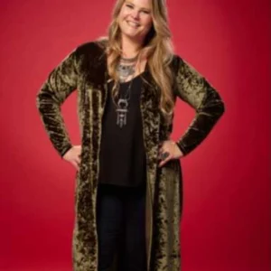 Lauren Anderson wearing a mid-long trench coat on The Voice Season 28, featuring a tailored fit, belt tie at the waist, and classic lapel collar design.