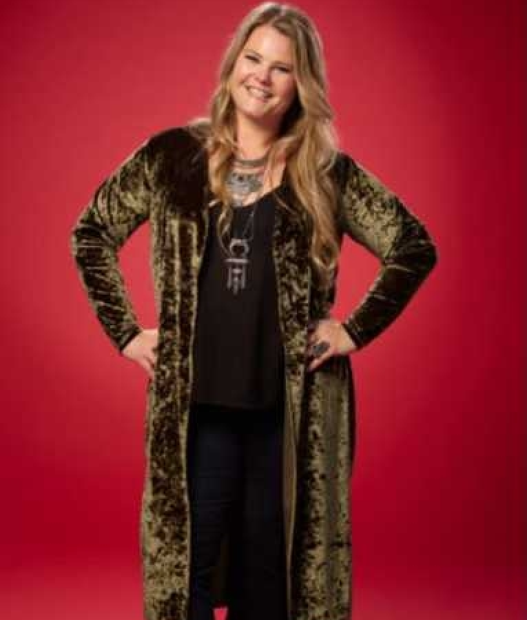 Lauren Anderson wearing a mid-long trench coat on The Voice Season 28, featuring a tailored fit, belt tie at the waist, and classic lapel collar design.
